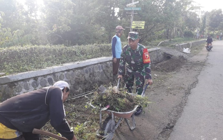 Kerja bakti bersama warga binaan