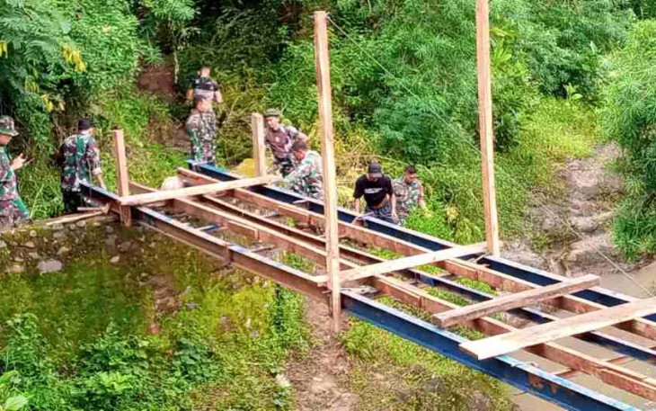Anggota Koramil membaur dengan masyarakat bangun jembatan