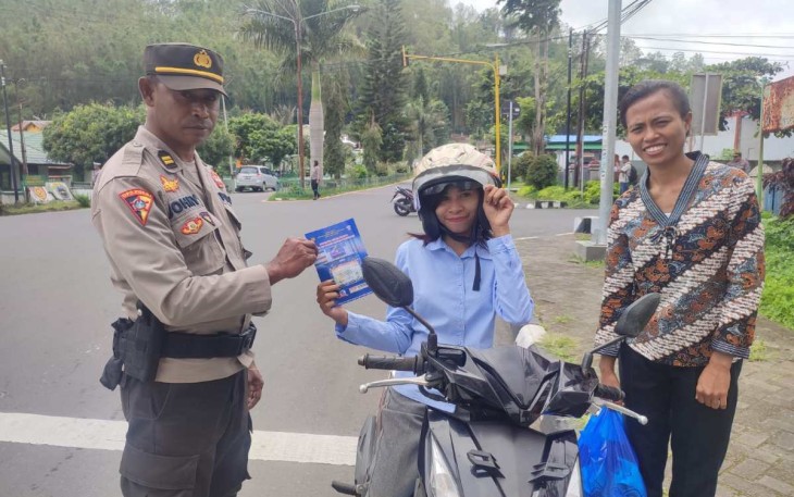Personil Polres Ngada, Menggelar Operasi Keselamatan Turangga 2023 hari kedua, bertempat di seputaran kota Bajawa, Kabupaten Ngada, Rabu (08/02/2023)