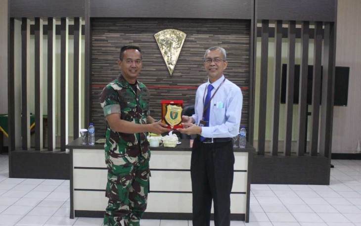Danmenarmed 2 Kostrad Kolonel Arm Joko Setiyo Kurniawan saat memberikan cenderamata 