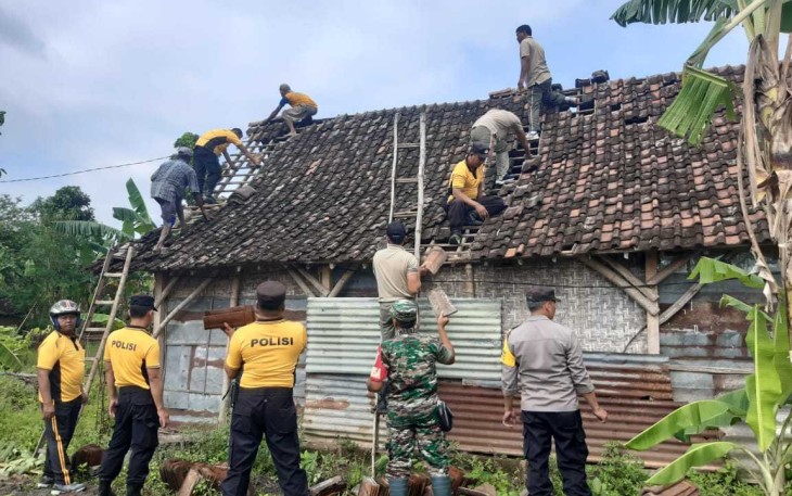 Bantu warga korban angin puting beliung 
