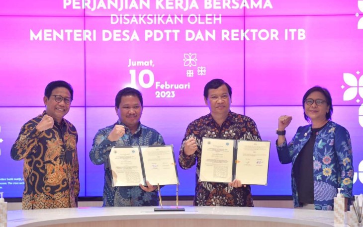 Menteri Desa, PDT, dan Transmigrasi Abdul Halim Iskandar (kiri) dan Rektor ITB Reini Wirahadikusumah (kanan) menyaksikan penandatanganan Perjanjian Kerja Bersama oleh Kepala BPI Kemendes PDTT Ivanovich Agusta (kedua kiri) dan Wakil Rektor ITB Bidang Riset dan Inovasi I Gede Wenten di Gedung Rektorat ITB, Bandung, Jawa Barat, Jumat (10/2/2023)