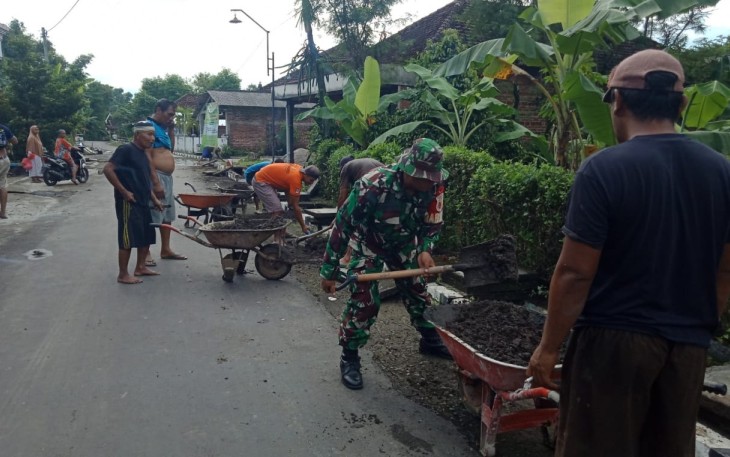 Karya bakti bersihkan selokan air desa binaan 