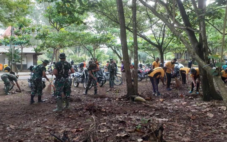 Bersihkan sampah sekitar pantai