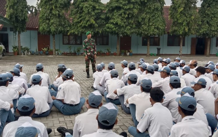 Berikan materi wasbang siswa di desa binaan