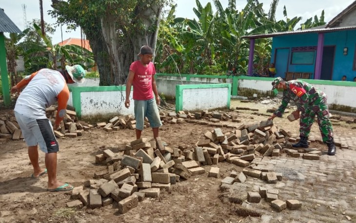 Pasang paving jalan bersama warga binaan