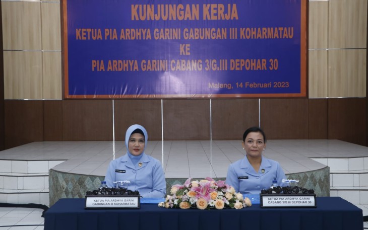 Ketua PIA AG Gab III Koharmatau Ny Yuyun Bambang Triono saat mengunjungi PIA AG Cab 3/ G III Depohar 30 Malang, Selasa (14/2)