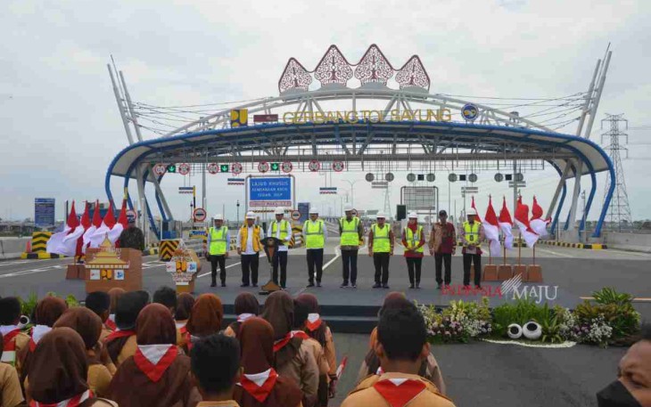 Presiden RI  saat meninjau jalur Tol Sayung - Demak