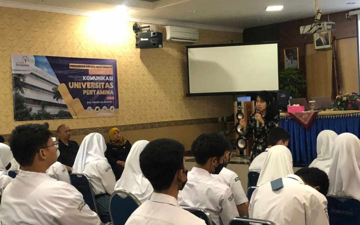 Ita Musfirowati Hanika, M.I.Kom. memaparkan materi mengenai cyberbullying di SMA 58 Jakarta