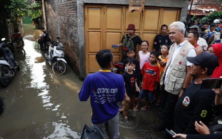 Gubernur Jateng Ganjar Pranowo saat meninjau banjir Juwana 