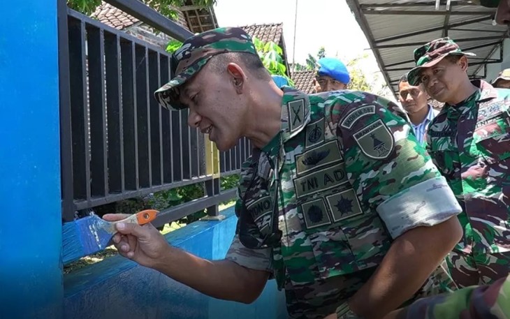 Danrem 081/DSJ Kolonel Inf Deni Rejeki saat mengecet pagar