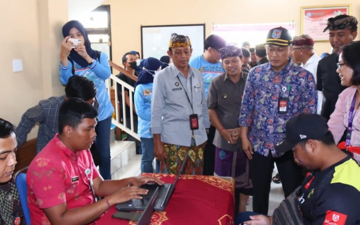 Dirjen Dukcapil Zudan Arif Fakrulloh saat meninjau pelayanan dukcapil di desa Pecatu Kabupaten Badung Bali