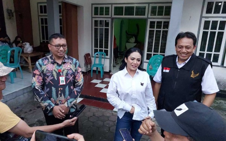 Anggota DPR RI Kris Dayanti bersama Kepala BPOM Pusat Bagus Heri Purnomo, S.Si., Apt, saat diwawancarai awak media usai kegiatan acara sosialisasi