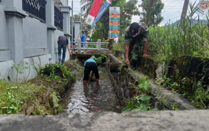 Pembersihan selokan di wilayah binaan
