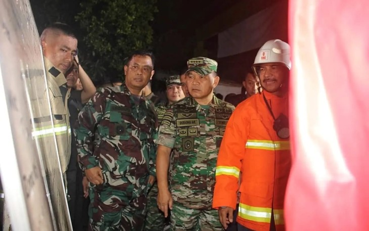 Pangdam Jaya Mayjen TNI Untung Budiharto bersama Kasad tinjau lokasi kebakaran depo Pertamina Plumpang 