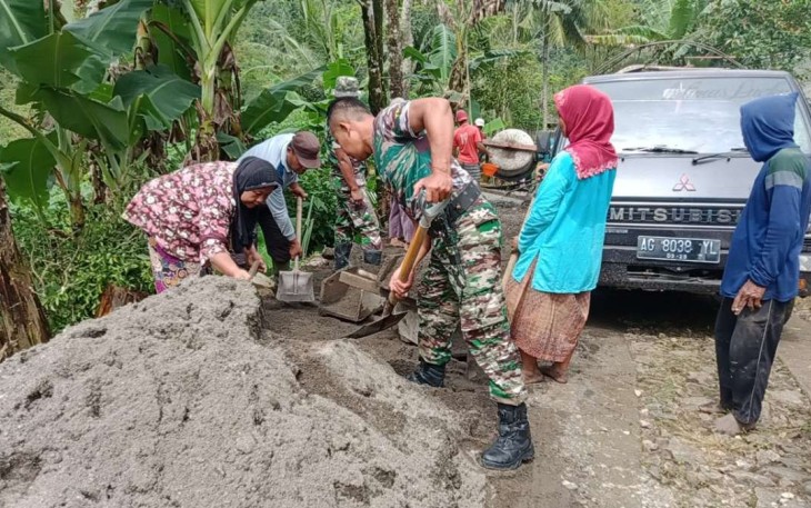 Gotong royong bangun jalan desa wilayah binaan 