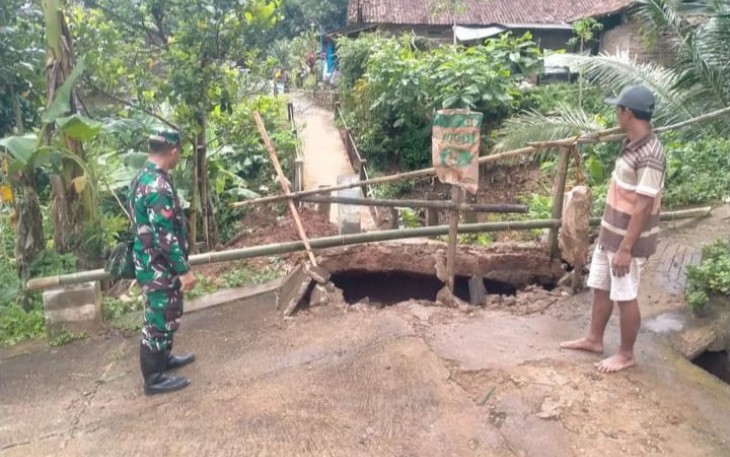 Pemantauan jembatan rusak di wilayah desa binaan 