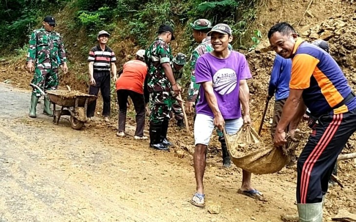 Pembersihan material longsor di wilayah desa binaan 