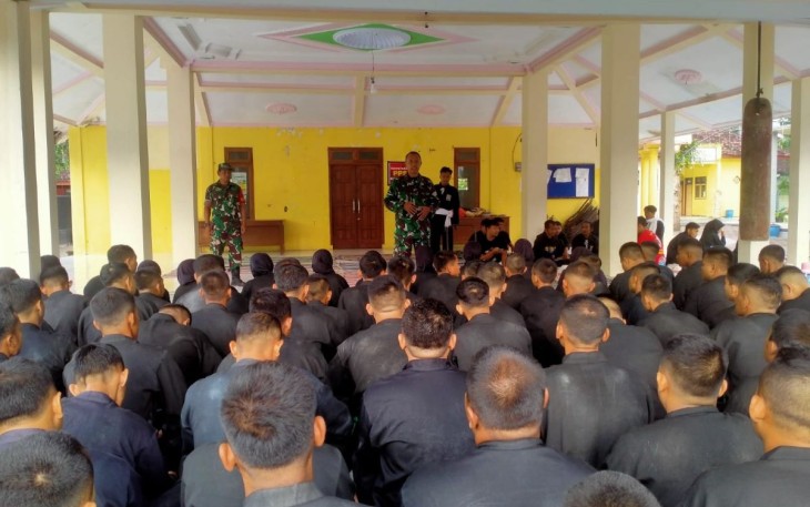 Suasana kenaikan sabuk anggota pencak silat di wilayah desa binaan 
