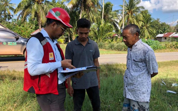 Petugas PLN UP3 Pontianak saat memberikan pelayanan kepada masyarakat 
