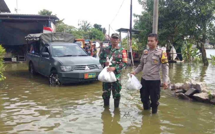 Pembagian makanan siap saji untuk warga terdampak banjir
