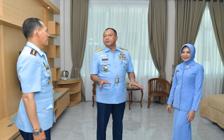 Kasau Marsekal TNI Fajar Prasetyo bersama Danlanud Husein Sastranegara Kolonel Pnb Ardi Syahri meninjau fasilitas Mess Wira Angkasa 