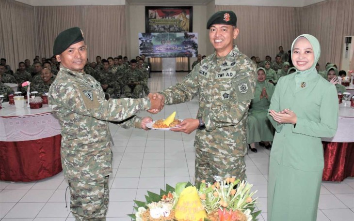 Danmenarmed 2 Kostrad Kolonel Arm Joko Setiyo Kurniawan saat memberikan nasi tumpeng prajurit 