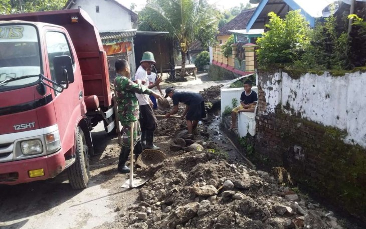 Pembersihan selokan di wilayah binaan
