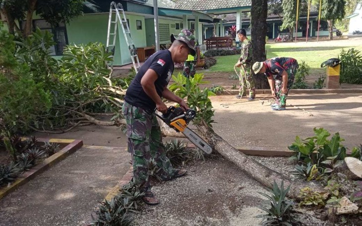 Pemotongan pohon di markas Kodim 0801/Pacitan 
