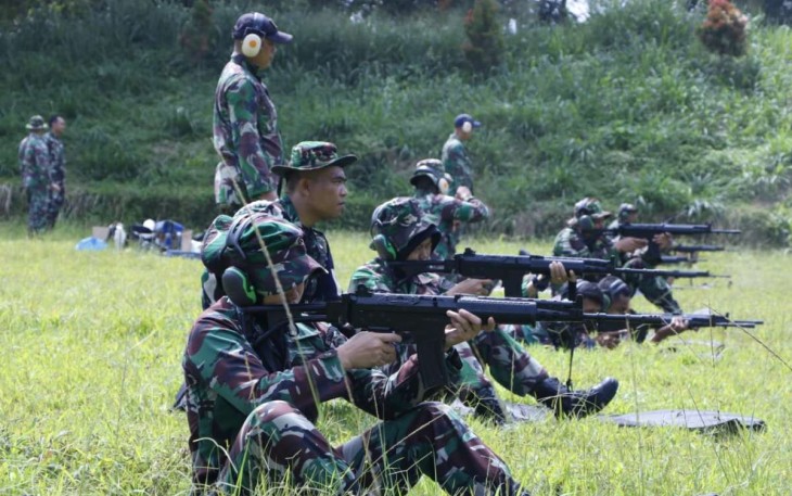 Latihan menembak Laras panjang prajurit Koharmatau 