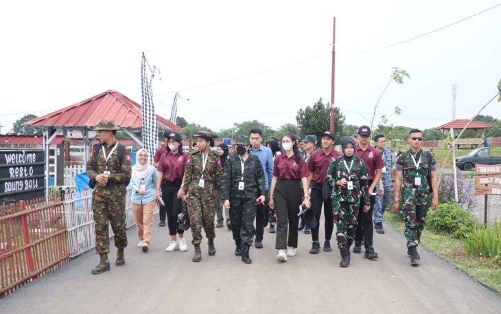 Delegasi ASEAN saat mengunjungi Taman Pancasila