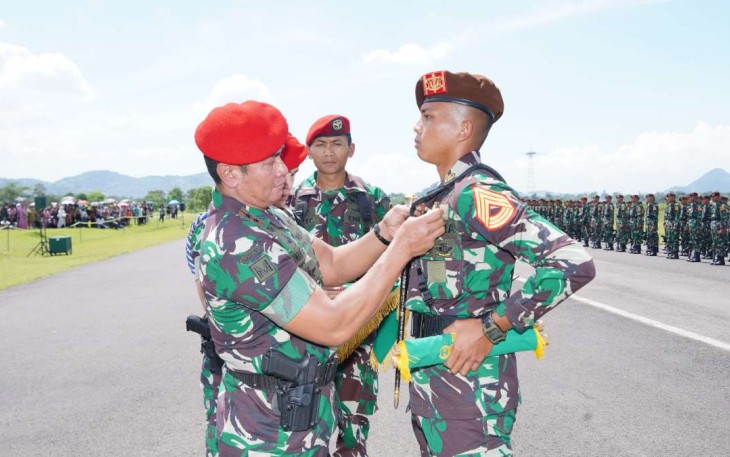Danjen Kopassus Mayjen TNI Iwan Setiawan menyematkan wing para taruna akmil