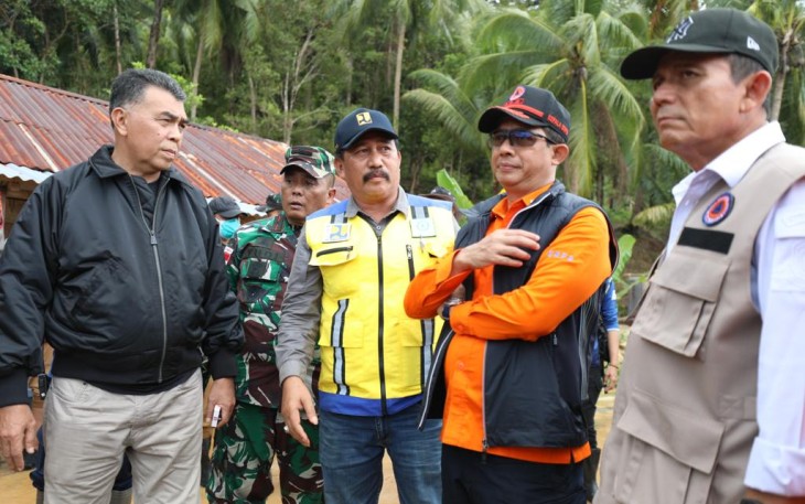 Kepala BNPB Letjen TNI Suharyanto (dua kanan) saat meninjau lokasi terdampak banjir bandang dan tanah longsor di Kampung Genteng, Desa Pangkalan, Kecamatan Serasan, Kabupaten Natuna, Kepulauan Riau, Rabu (8/3). Dalam peninjauan lapangan itu, Kepala BNPB mengintruksikan agar proses pencarian warga yang hilang menjadi prioritas utama.