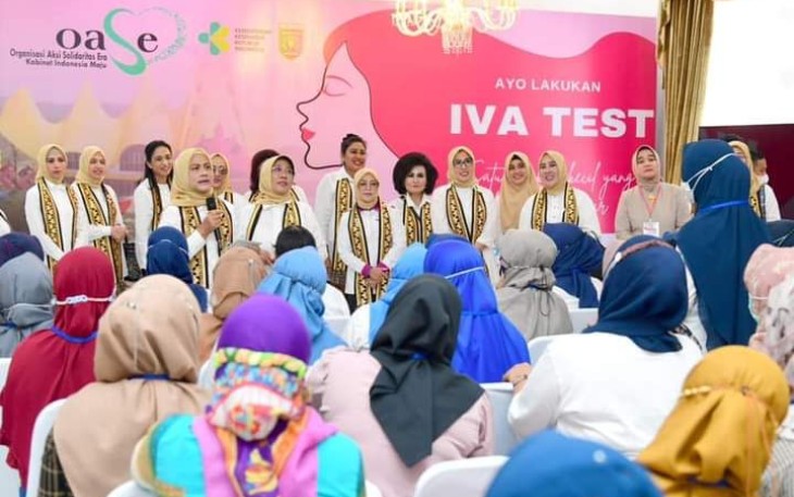 Ibu Iriana Joko Widodo saat meninjau pemeriksaan tes IVA di Mahan Agung, Rumah dinas Gubernur Lampung, Rabu (8/3)