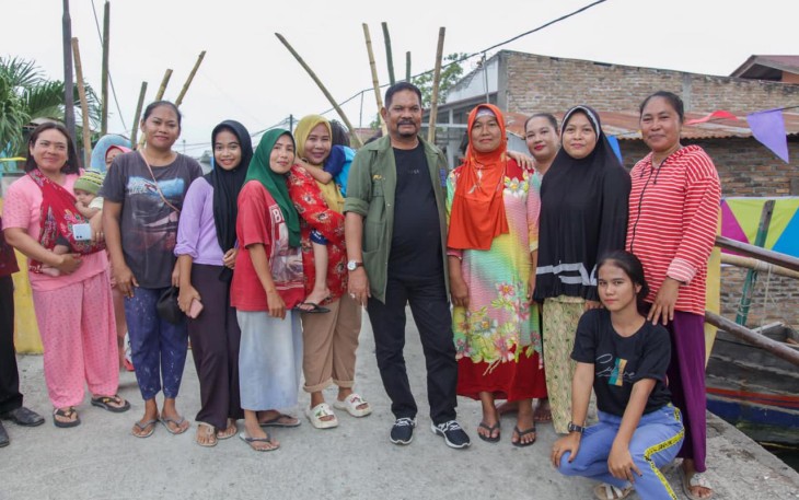 Rahudman (baju hijau) bersama masyarakat 