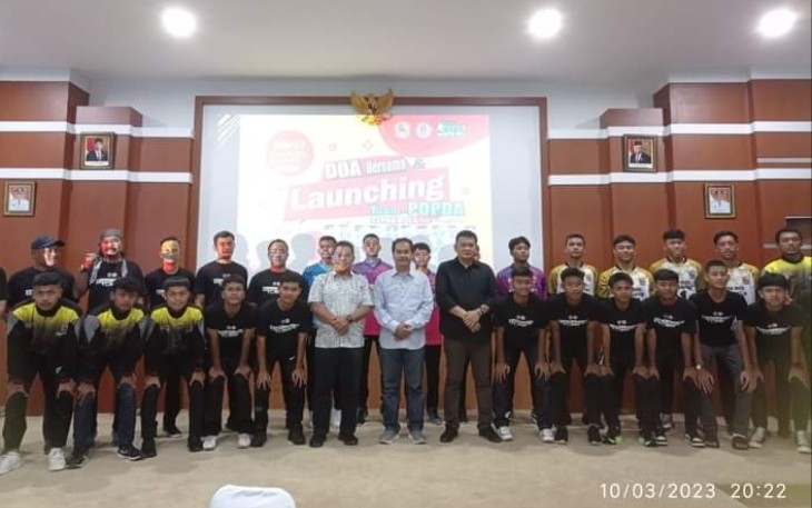 Launching pemain tim sepakbola Popda Karanganyar, Jumat (10/3/2023) malam, di aula workshop kantor PUDAM Tirta Lawu.