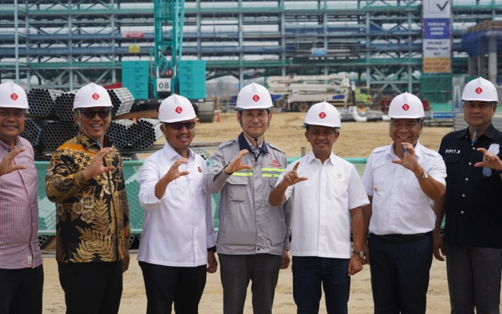 Menteri Bahlil saat mengunjungi PT Lotte Petrochemical Indonesia