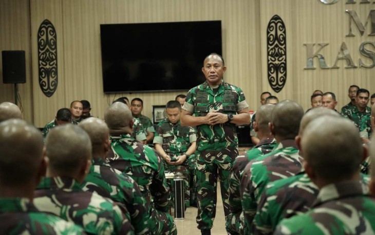 Pangdam XVIII/Kasuari Mayjen TNI Gabriel Lema saat memberikan pengarahan 