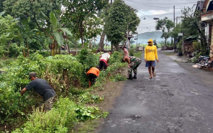 Bersihkan selokan wilayah desa binaan 