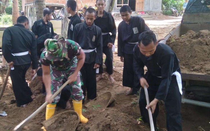 Perbaiki jalan berlubang bersama warga binaan 