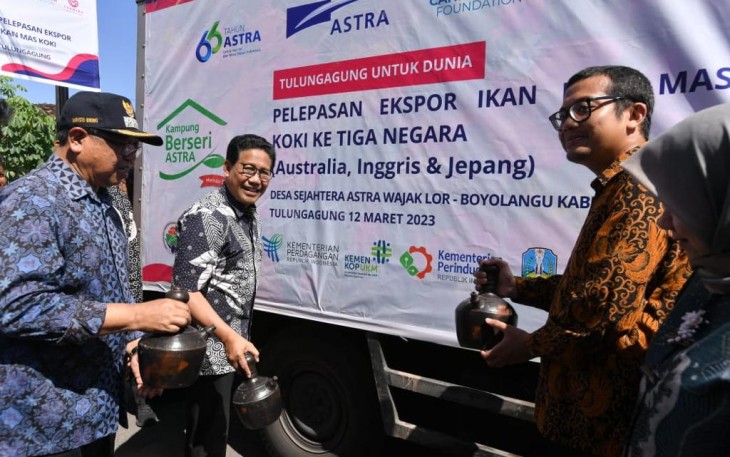 Mendes PDTT Abdul Halim Iskandar melepas Ekspor ikan hias Koi dan ikan mas Koki ke 3 negara : Australia, Inggris dan Jepang di Kabupaten Tulungagung,  Minggu, 12 Maret 2023