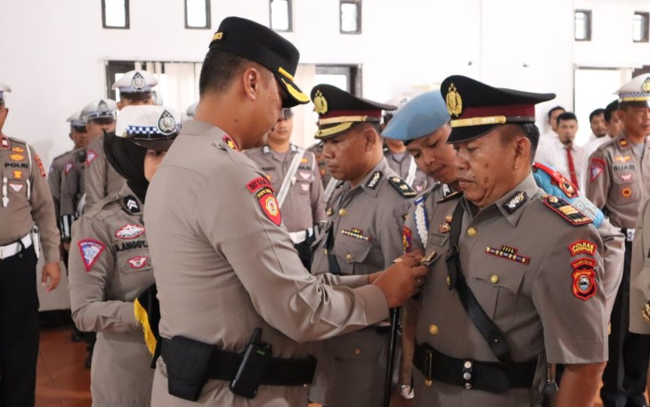 Kapolres Pinrang AKBP Santiaji Kartasasmita saat sertijab personel