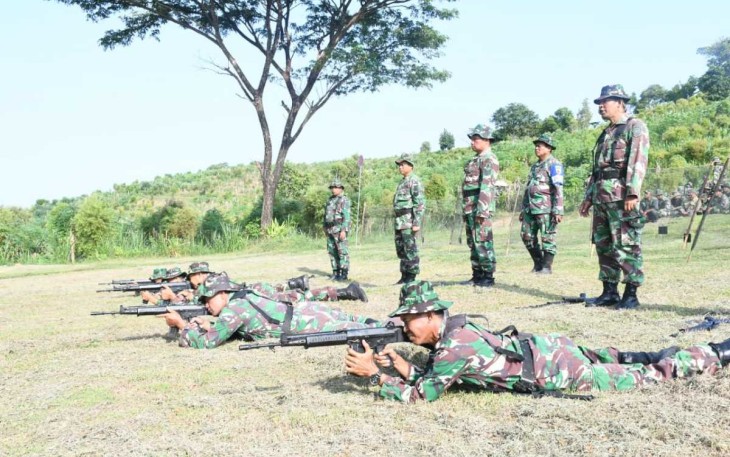 Latihan menembak prajurit Kodim 0802/Ponorogo 