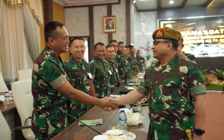 Danmenarmed 2 Kostrad Kolonel Arm Joko Setiyo Kurniawan berjabatan tangan dengan Danpussenamed Mayjen TNI Yudhy Chandra Jaya di Cimahi Bandung, Selasa (14/3)