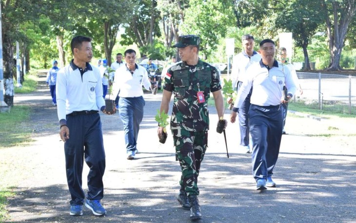 Danlanudal Kupang Letkol Laut (E) Dian Supiandi membawa bibit pohon