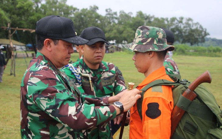 Pangkoopsud I Marsda TNI Bambang Gunarto menutup latihan survival 
