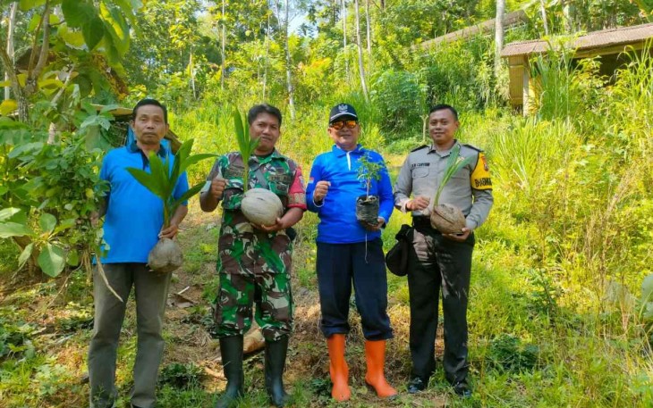 Penanaman Pohon Hari Desa Asri Nusantara