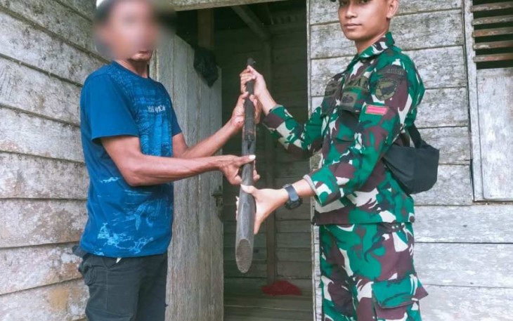 Warga serahkan senpi rakitan di perbatasan 