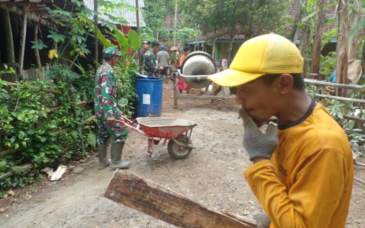 Karya bakti bersama warga desa binaan 