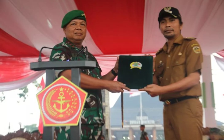 Pangdam V Brawijaya Mayjen TNI Farid Makruf saat memberikan apresiasi ke Bupati Madiun Ahmad Dawami